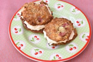 DSC_0747 • nogetiovnen.dk Cookie sandwich med rabarbersmørcreme - lækker sommerdessert
