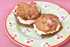 DSC_0751 • nogetiovnen.dk Cookie sandwich med rabarbersmørcreme - lækker sommerdessert