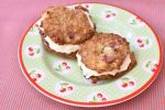 Cookie sandwich med rabarbersmørcreme - lækker sommerdessert