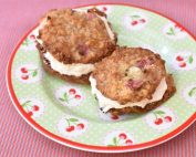 Cookie sandwich med rabarbersmørcreme - lækker sommerdessert