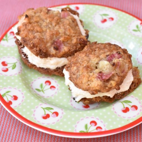 Cookie sandwich med rabarbersmørcreme - lækker sommerdessert