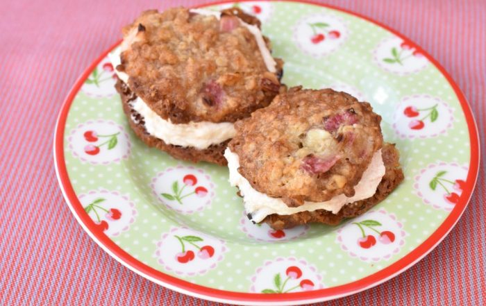 Cookie sandwich med rabarbersmørcreme - lækker sommerdessert