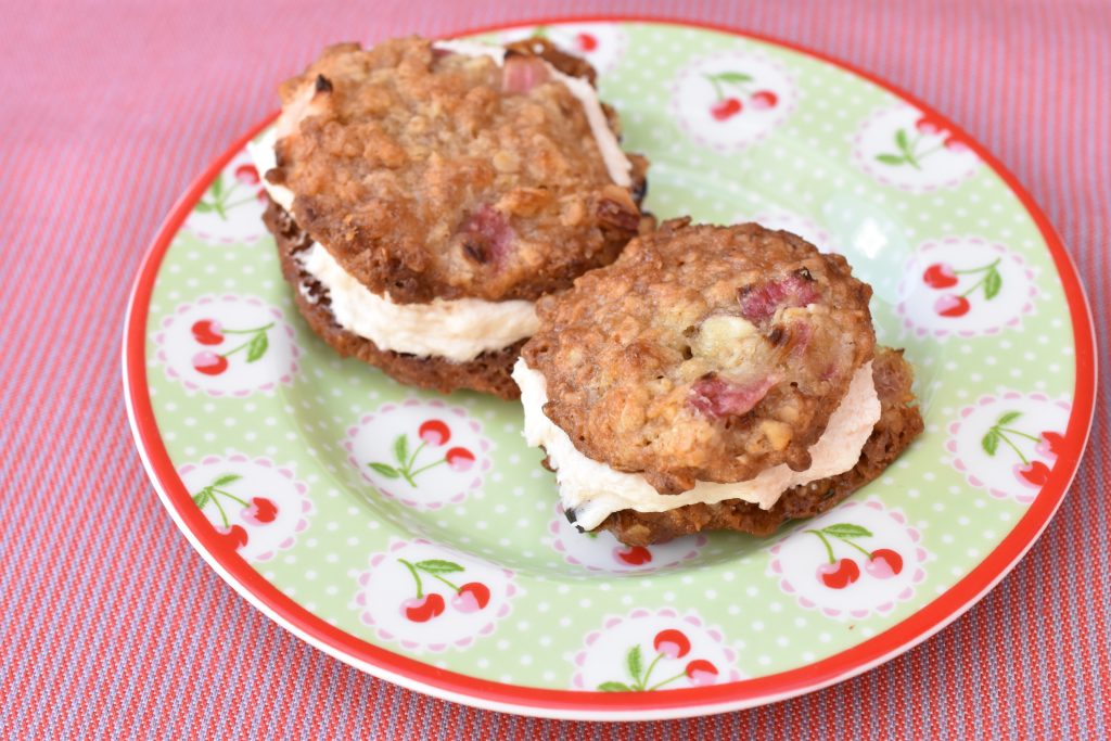 Cookie sandwich med rabarbersmørcreme - lækker sommerdessert