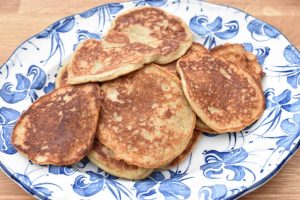 Bananpandekager med hytteost - opskrift