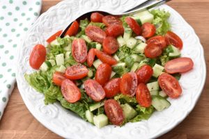 DSC_1125 • nogetiovnen.dk Salat med agurk og tomat - nem opskrift på grøn salat