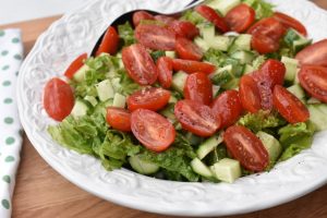 DSC_1126 • nogetiovnen.dk Salat med agurk og tomat - nem opskrift på grøn salat