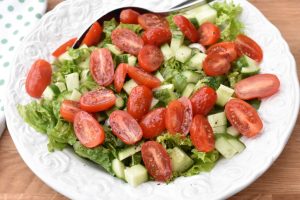 DSC_1128 • nogetiovnen.dk Salat med agurk og tomat - nem opskrift på grøn salat