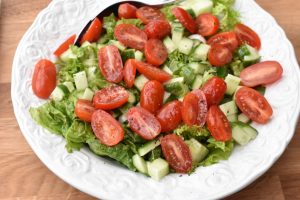 DSC_1130 • nogetiovnen.dk Salat med agurk og tomat - nem opskrift på grøn salat