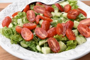 DSC_1131 • nogetiovnen.dk Salat med agurk og tomat - nem opskrift på grøn salat