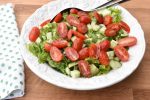 Salat med agurk og tomat - nem opskrift på grøn salat