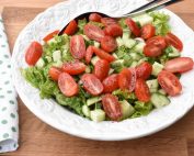 Salat med agurk og tomat - nem opskrift på grøn salat