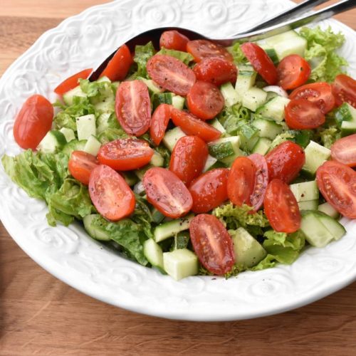 Salat med agurk og tomat - nem opskrift på grøn salat