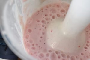 Jordbær koldskål med skyr og kærnemælk