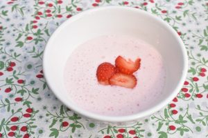 Jordbær koldskål med skyr og kærnemælk