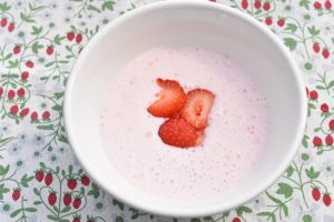 Jordbær koldskål med skyr og kærnemælk