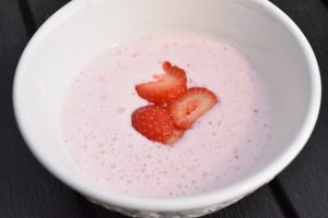 Jordbær koldskål med skyr og kærnemælk