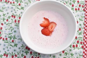 Jordbær koldskål med skyr og kærnemælk