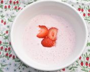 Jordbær koldskål med skyr og kærnemælk