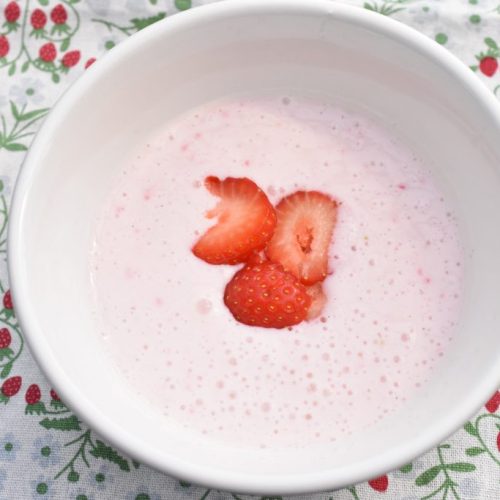 Jordbær koldskål med skyr og kærnemælk