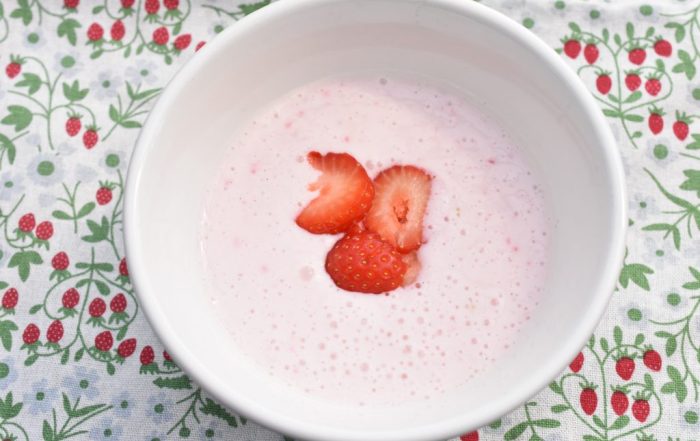 Jordbær koldskål med skyr og kærnemælk