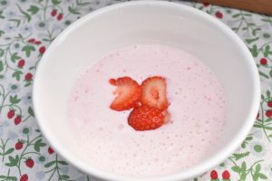 Jordbær koldskål med skyr og kærnemælk