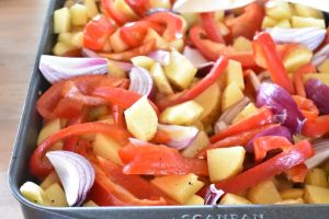 Kyllingelår i fad - med kartofler og grøntsager