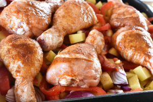 Kyllingelår i fad - med kartofler og grøntsager