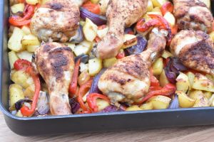 Kyllingelår i fad - med kartofler og grøntsager