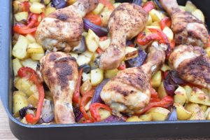 Kyllingelår i fad - med kartofler og grøntsager