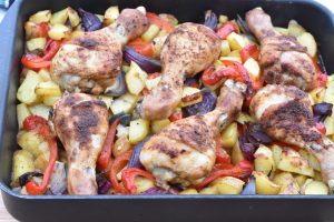 Kyllingelår i fad - med kartofler og grøntsager