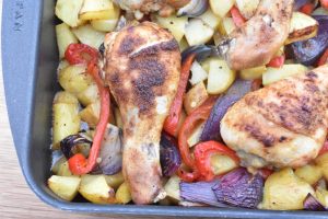 Kyllingelår i fad - med kartofler og grøntsager