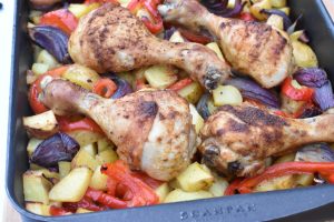 Kyllingelår i fad - med kartofler og grøntsager