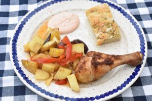 Kyllingelår i fad - med kartofler og grøntsager