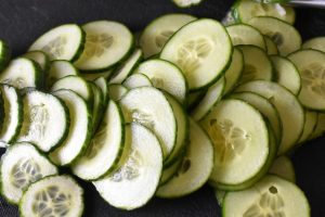 Sommersalat med agurk - agurkesalat med hvid dressing