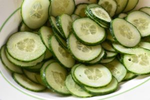 Sommersalat med agurk - agurkesalat med hvid dressing