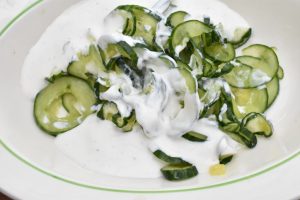 Sommersalat med agurk - agurkesalat med hvid dressing
