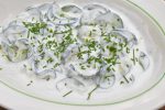 Sommersalat med agurk - agurkesalat med hvid dressing