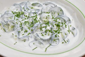 Sommersalat med agurk - agurkesalat med hvid dressing