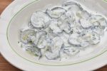 Sommersalat med agurk - agurkesalat med hvid dressing