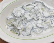Sommersalat med agurk - agurkesalat med hvid dressing