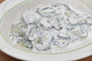 Sommersalat med agurk - agurkesalat med hvid dressing