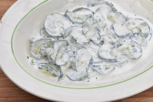 Sommersalat med agurk - agurkesalat med hvid dressing
