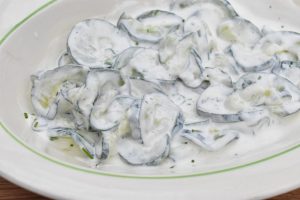 Sommersalat med agurk - agurkesalat med hvid dressing