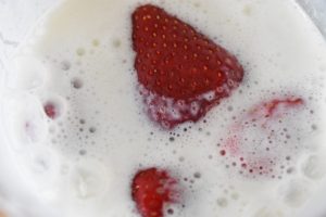 Smoothie med skyr og bær - nem opskrift