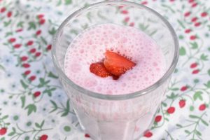 Smoothie med skyr og bær - nem opskrift