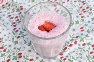 Smoothie med skyr og bær - nem opskrift