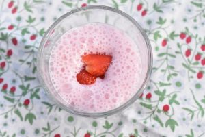 Smoothie med skyr og bær - nem opskrift