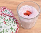 Smoothie med skyr og bær - nem opskrift