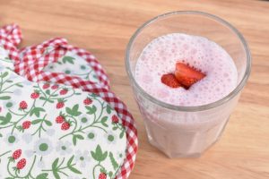 Smoothie med skyr og bær - nem opskrift