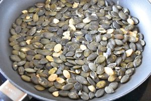 Ristede græskarkerner på pande eller i ovn - nem opskrift 